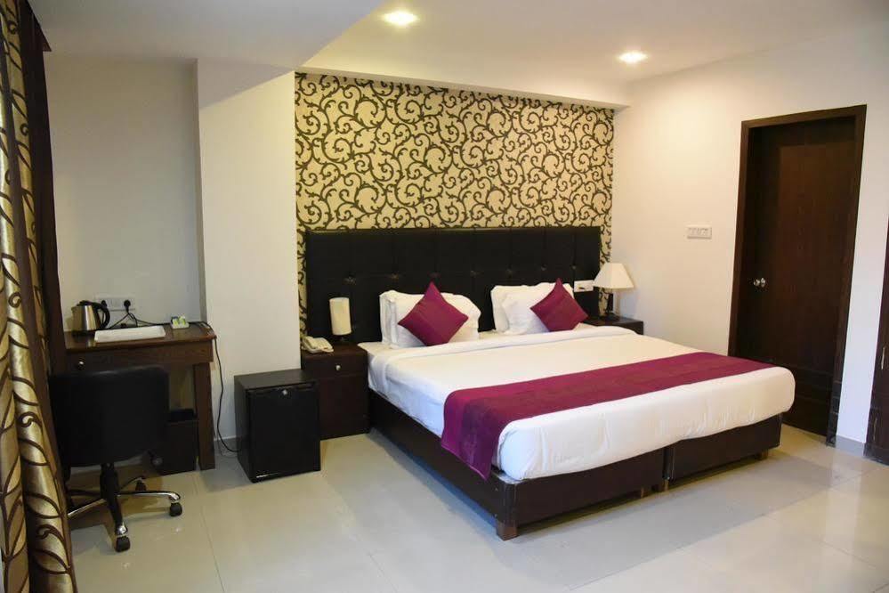 Oyo Premium Railway Station Patna Hotel Патна Екстериор снимка